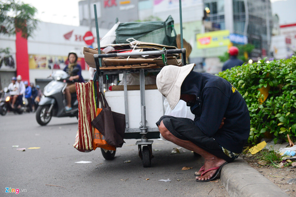 Người Sài Gòn đắp chăn ngủ ngoài đường trong giá lạnh